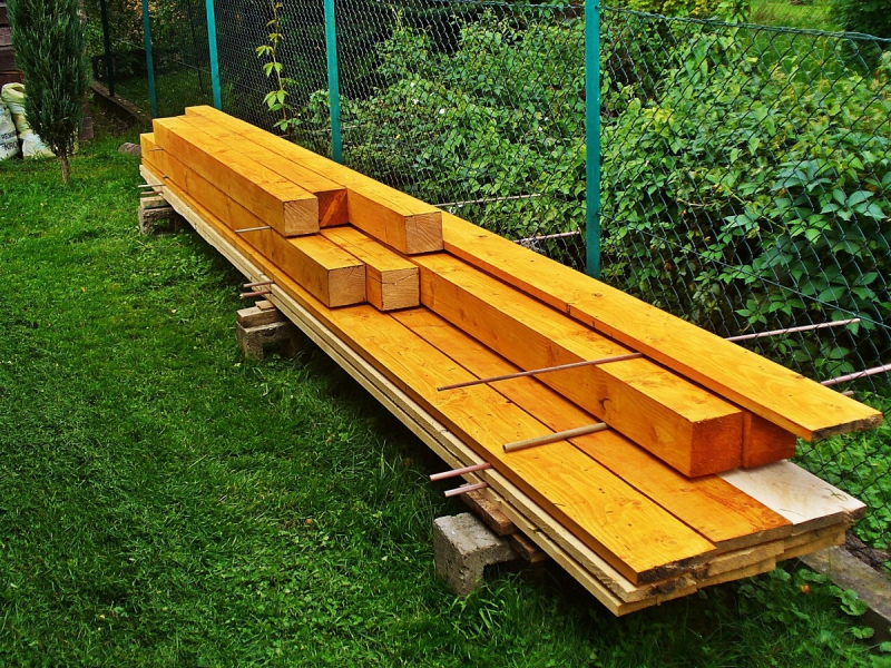 menuisier-UTELLE-min_boards_the_rafters_joinery_tree_painting_wood_colored_paint-871508
