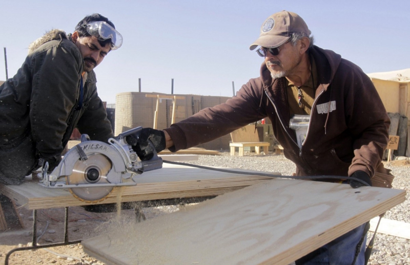 menuisier-UTELLE-min_men_working_construction_sawing_wood_building_marines_workers_equipment-1064481
