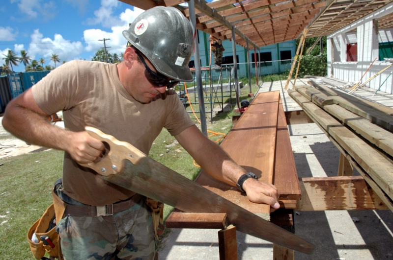 menuisier-UTELLE-min_worker_construction_building_carpenter_male_job_build_helmet-893290